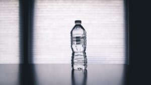 acqua in bottiglia plastica