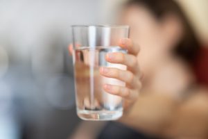 bere-acqua-trasparente