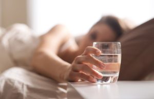 bere-acqua-prima-di-dormire