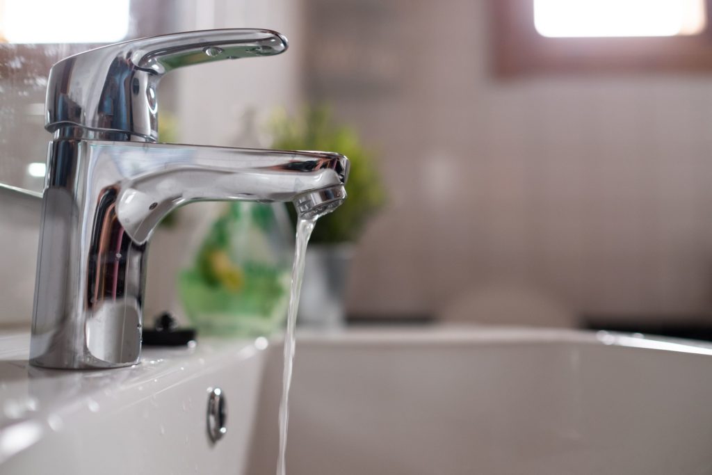 Un rubinetto con poca pressione dell'acqua