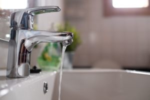 Un rubinetto con poca pressione dell'acqua