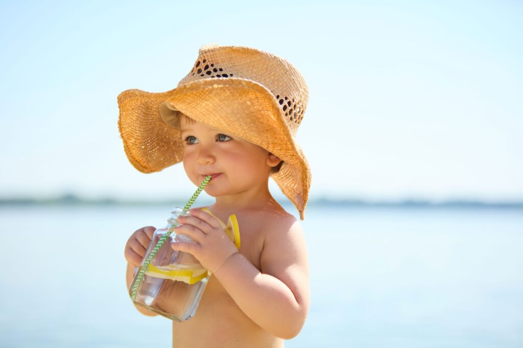Un bambino che beve