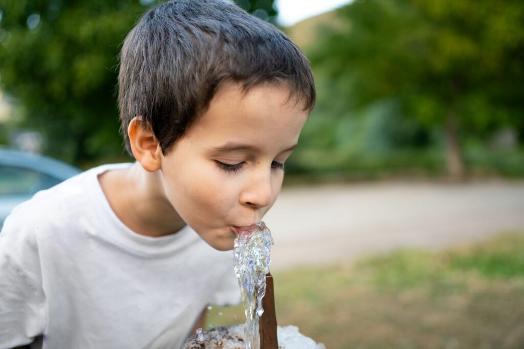 Un bambino che si idrata